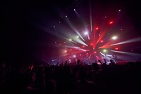 吉田兄弟を迎えた「Change」パフォーマンスの様子。（Photo by AmonRyu）