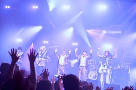 MONKEY MAJIKとサンドウィッチマンの「ウマーベラス」パフォーマンスの様子。（Photo by AmonRyu）