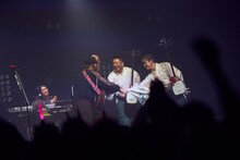 吉田兄弟に感謝を伝えるブレイズ＆メイナード。（Photo by AmonRyu）