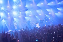 Def Techがサプライズ登場した「O.G. Summer」パフォーマンスの様子。（Photo by AmonRyu）