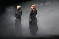 スモークに包まれて登場したYOASOBI。