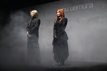 スモークに包まれて登場したYOASOBI。