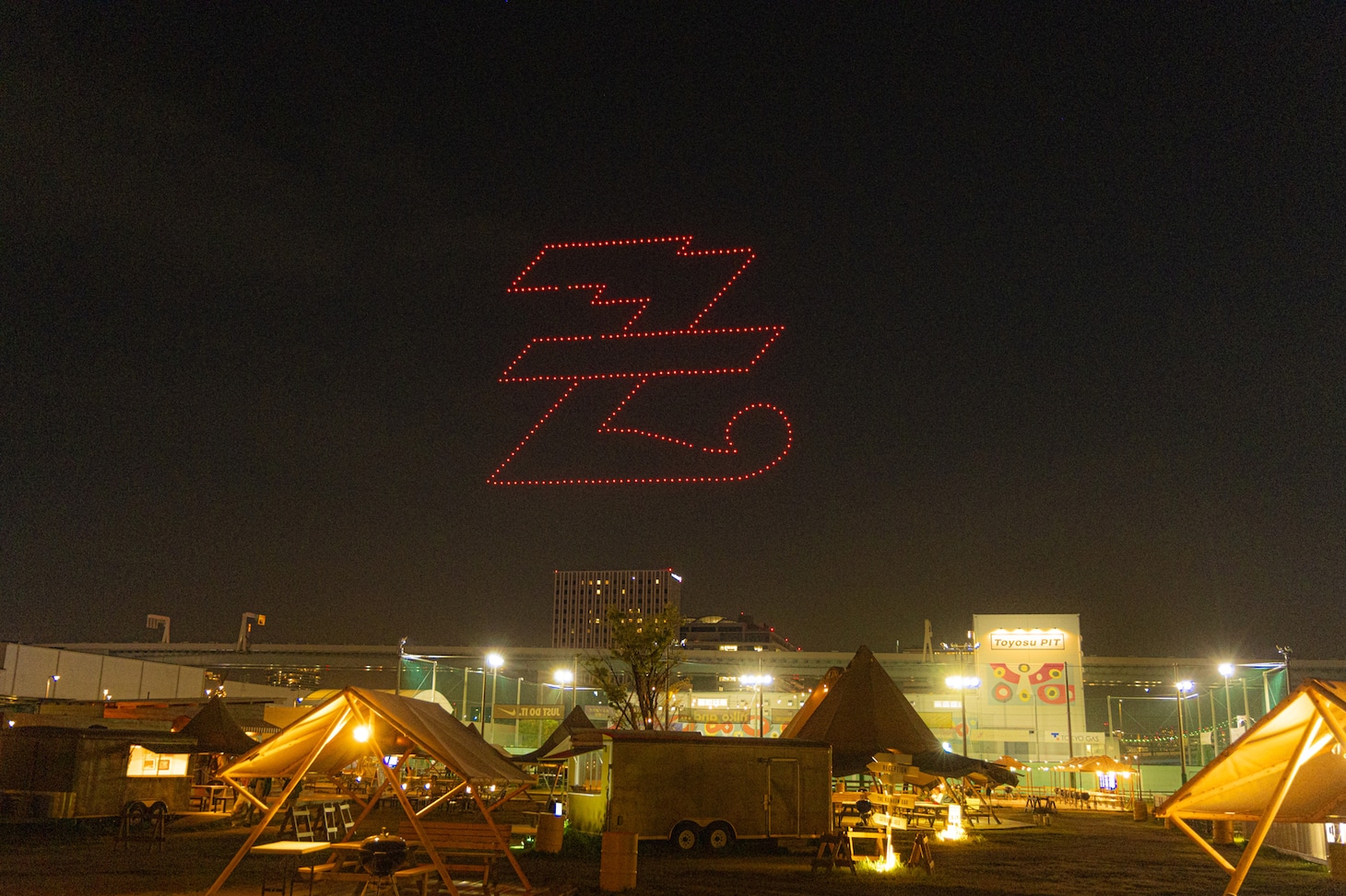 豊洲の空にドローンで描かれた矢沢永吉の“Z”。