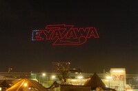 豊洲の空にドローンで描かれたE.YAZAWAロゴ。