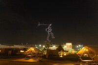 豊洲の空にドローンで描かれた矢沢永吉の姿。