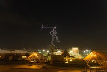 豊洲の空にドローンで描かれた矢沢永吉の姿。