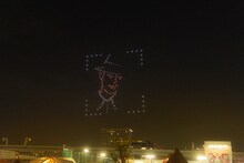 豊洲の空でドローンによって行われた矢沢永吉50周年発表の様子。