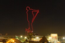 豊洲の空にドローンで描かれた矢沢永吉の姿。