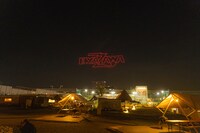 豊洲の空でドローンによって行われた矢沢永吉50周年発表の様子。