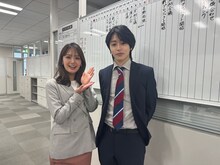 左から井上清華アナウンサー、荒井啓志。©フジテレビ