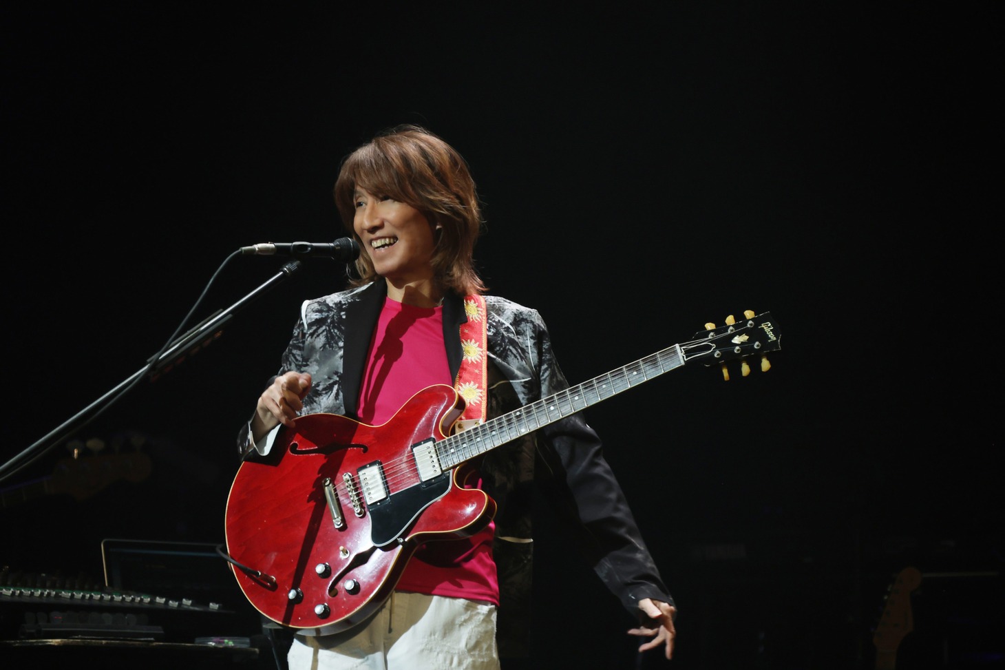 角松敏生「TOSHIKI KADOMATSU Performance 2025 C.U.M Vol. 2 Instrumental Tour “Tiny Scandal”」大阪・SkyシアターMBS公演の様子。