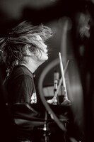 めぐぞう（Dr, Cho）（撮影：toya）