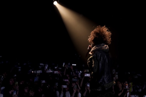 「ミスフィッツ」披露中のドレスコーズ。（撮影：森好弘）