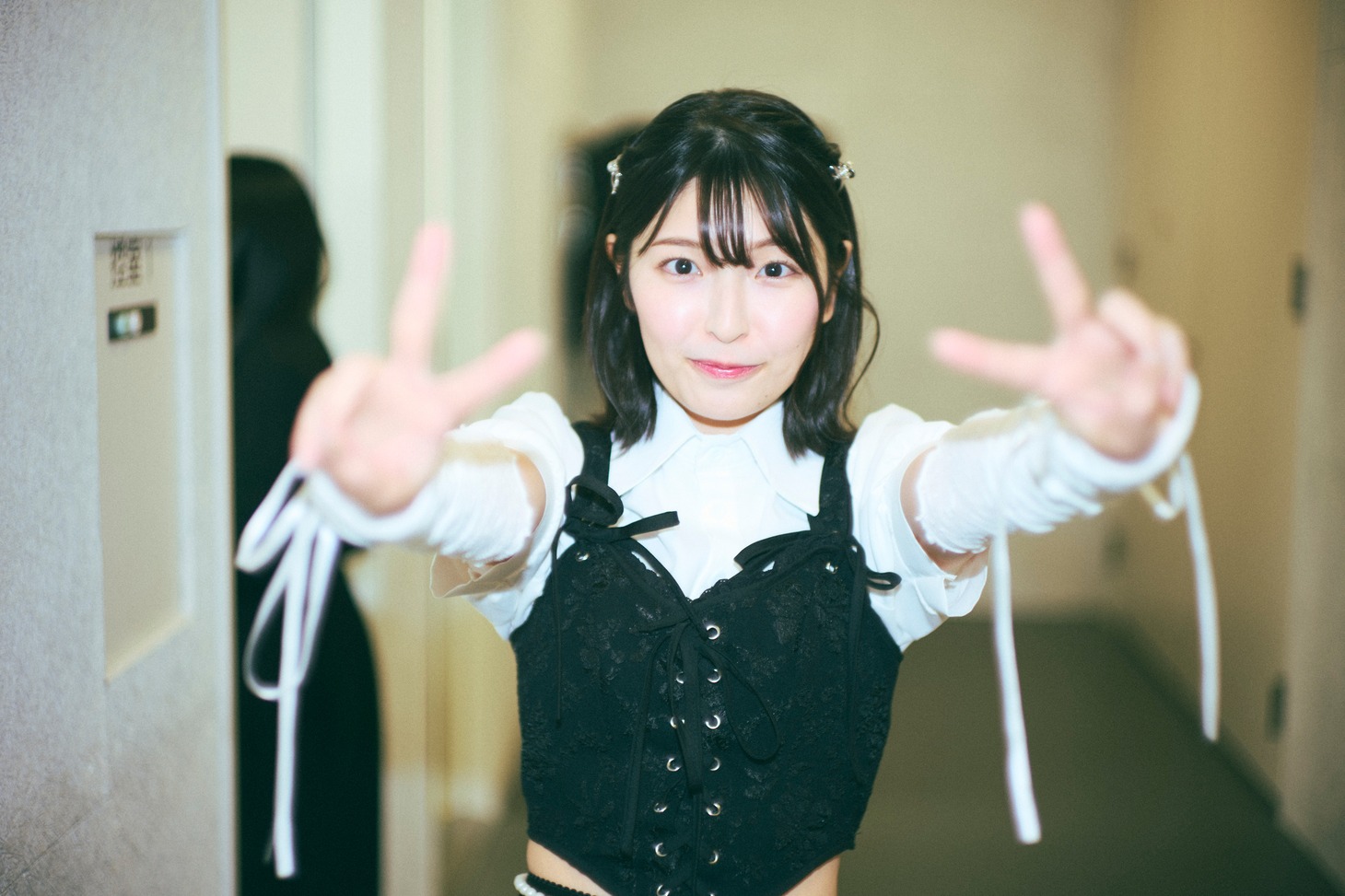 バックステージでの矢川葵。（撮影：稲垣謙一）