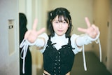 バックステージでの矢川葵。(撮影:稲垣謙一)