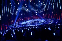 「TM NETWORK 2025『YONMARU+01』」横浜アリーナ公演の様子。（Photo by Makiko Takada）