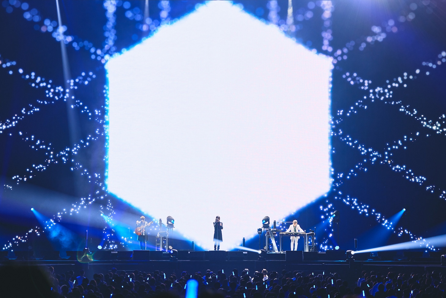 「TM NETWORK 2025『YONMARU+01』」横浜アリーナ公演の様子。（Photo by Kayo Sekiguchi）