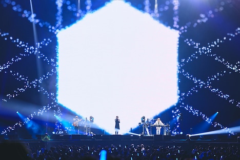 「TM NETWORK 2025『YONMARU+01』」横浜アリーナ公演の様子。（Photo by Kayo Sekiguchi）