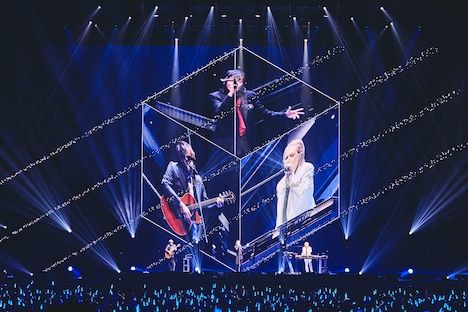 「TM NETWORK 2025『YONMARU+01』」横浜アリーナ公演の様子。（Photo by Kayo Sekiguchi）