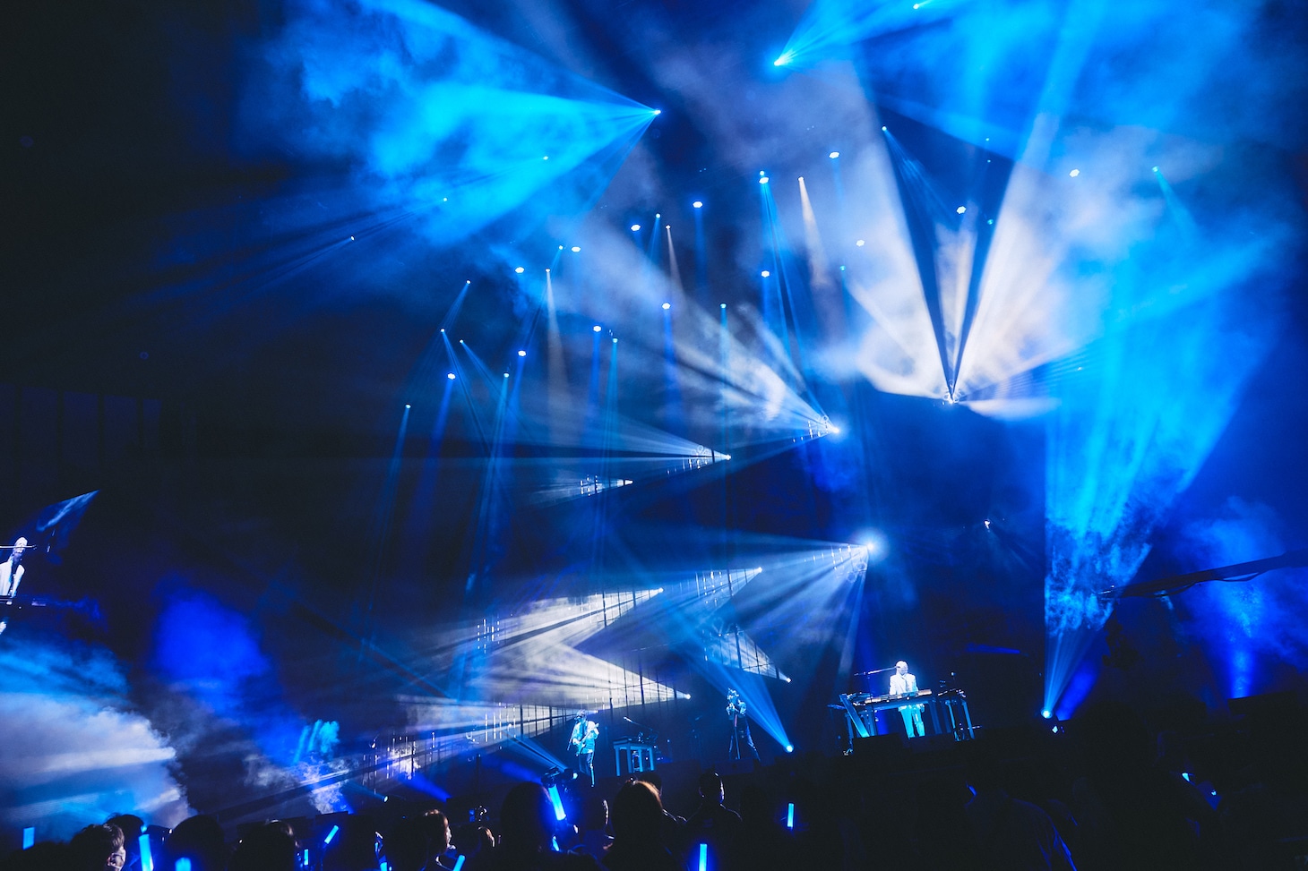 「TM NETWORK 2025『YONMARU+01』」横浜アリーナ公演の様子。（Photo by Kayo Sekiguchi）