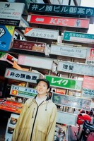 駅前にある井の頭ビルの看板と高城晶平。高城は最近、ビル内のお店でNintendo Switchのリモコンを修理してもらったという。