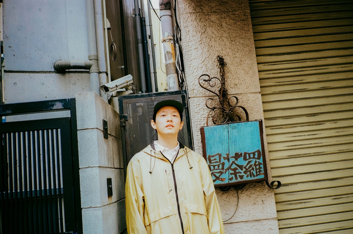 活動初期にたびたび出演していたライブハウス「曼荼羅」の看板と高城晶平。