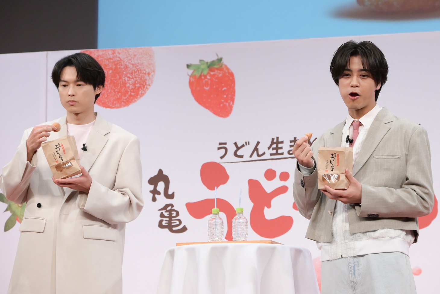 「丸亀うどーなつ」を食べる手が止まらない松村北斗（左）、高橋海人（右）。