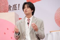 「丸亀うどーなつ いちごみるく味」を味わう高橋海人。