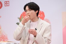 「丸亀うどーなつ いちごみるく味」をまずはディップソースで味わう松村北斗。