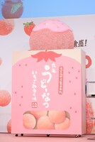 「丸亀うどーなつ いちごみるく味」の巨大オブジェ