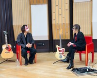 「STUDIO HISASHI with Anime」より、トーク中のHISASHI（GLAY）と伊東歌詞太郎。
