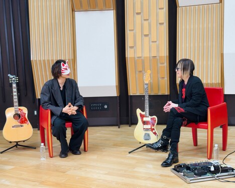 「STUDIO HISASHI with Anime」より、トーク中のHISASHI（GLAY）と伊東歌詞太郎。