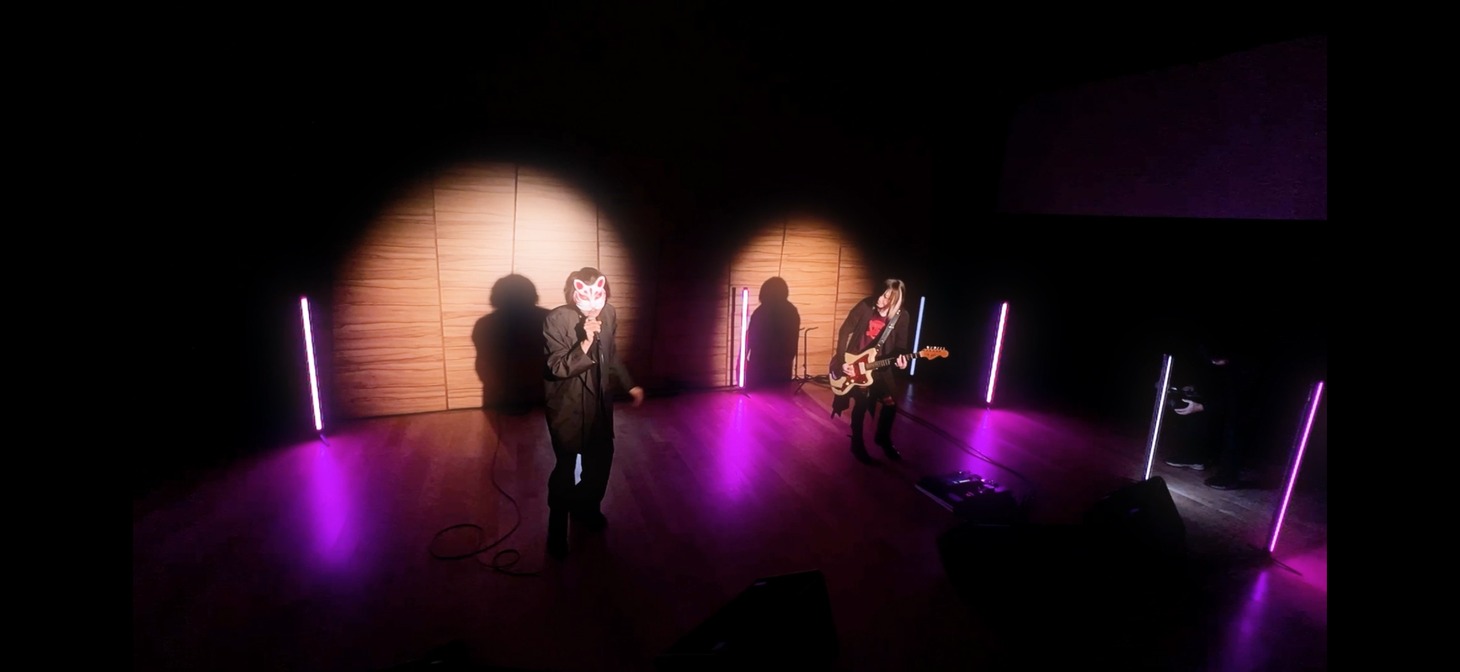 「STUDIO HISASHI with Anime」より、セッション中のHISASHI（GLAY）と伊東歌詞太郎。