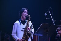ハラナツコ（Sax, Flute）（Photo by Yukitaka Amemiya）