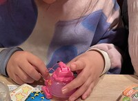 戦車のおもちゃを組み立てて遊び始めたイチさん。