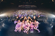 東京・Zepp DiverCity(TOKYO)のフロアをバックに記念撮影するCiON。(撮影:ヨシモリユウナ)