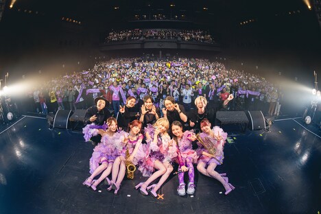 東京・Zepp DiverCity(TOKYO)のフロアをバックに記念撮影するCiON。(撮影:ヨシモリユウナ)