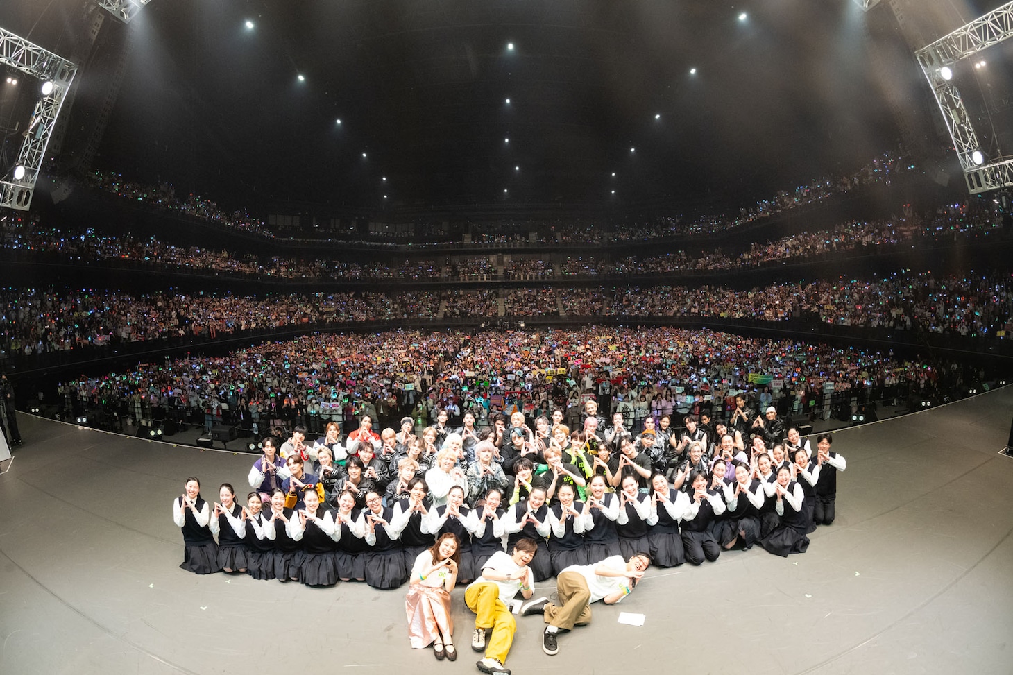 1日目の出演者の集合写真。