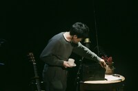 ラジオの音を消す森山直太朗。（撮影：鈴木友莉）