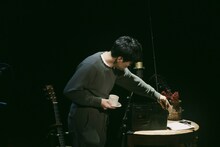 ラジオの音を消す森山直太朗。（撮影：鈴木友莉）