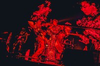 ギターバトルを繰り広げる.竹内朋康（G）とENDRECHERI.。（撮影：冨田味我）