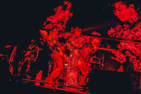 ギターバトルを繰り広げる.竹内朋康（G）とENDRECHERI.。（撮影：冨田味我）