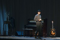 コーヒーカップ片手に姿を現した森山直太朗。（撮影：曽我美芽）