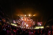 乃木坂46によるライブの様子。