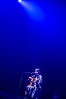 アコースティックギターで弾き語りを披露する蓮水恭美。