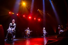 1曲目に「wish」を披露するNUANCE。