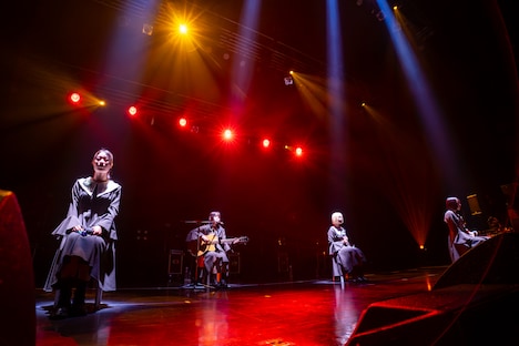 1曲目に「wish」を披露するNUANCE。