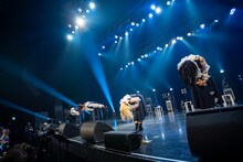 フロアに向かってお辞儀をするNUANCE。