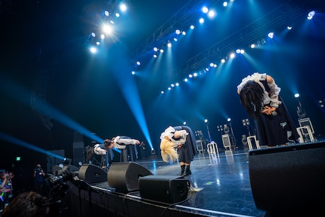 フロアに向かってお辞儀をするNUANCE。