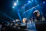 フロアに向かってお辞儀をするNUANCE。